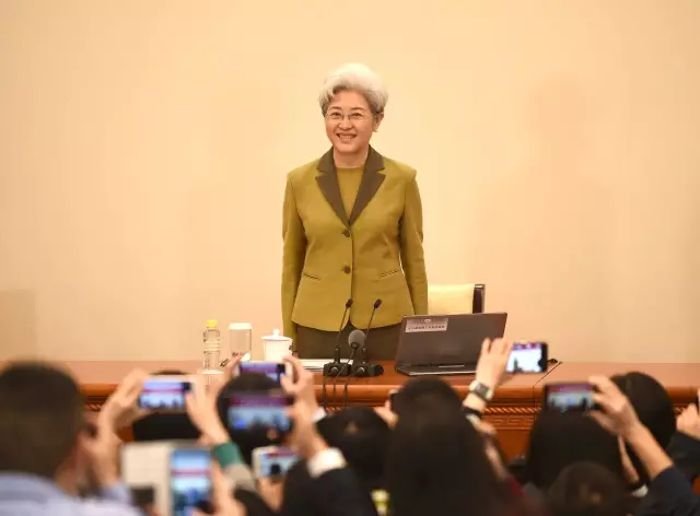 傅莹发布会讲故事回答问题 记者感叹:中国式自信