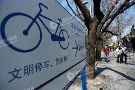 p48-1�ڹ�����������֮ǰ���ϱ����־����й淶���г�ͣ�ŵ����ߡ�����������10 ������������ͣ��·�󣬼���ʵ���߷÷��֣��ϱ���������ִ�����ã����������Υͣ������ָ������ͼΪ�ϳ�����һ��ͣ��ָʾ�ơ�