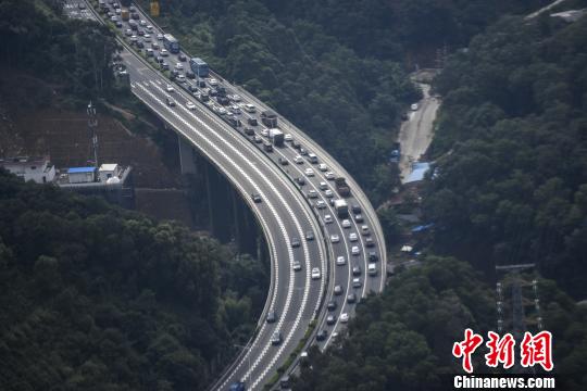 广东高速进入国庆长假返程高峰,往广州和深圳方向的车辆密集。 陈骥旻 摄