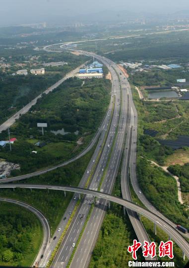 京港澳G4高速公路由佛冈至广州段双向行驶较为顺畅。 陈骥旻 摄