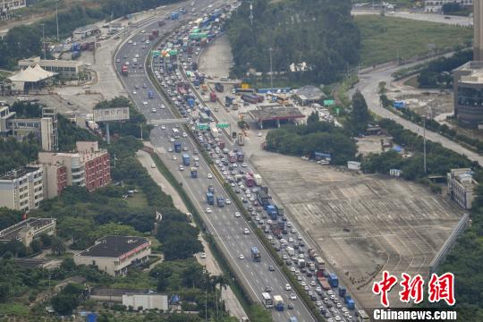 广东高速进入返程高峰 50条车龙车流"爆棚"