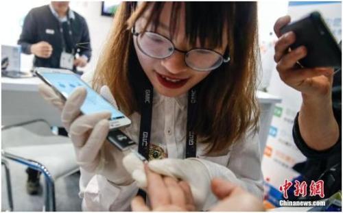 2016��ȫ���ƶ����������ĳչ̨�ϣ�������Ա������Ѫ����Ϊ�����ֳ������롱����������ʵʱ��ʾ���ֻ��ϡ���������� �ź� ��