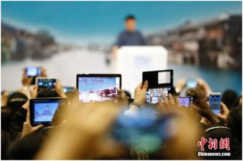 2015��12��18�գ��㽭���򣬵ڶ������绥��������Ļʽ�ϣ�����߷׷����ֻ��������㡣 ��������� ʢ���� ��