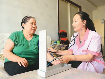 ͼΪ�ӱ�ʡ�Ӽ����̨��ҽ����Ա���������ң�Ϊ�������Ѫѹ���»������ ������