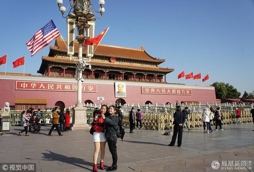 北京天安门华灯挂起中美两国国旗