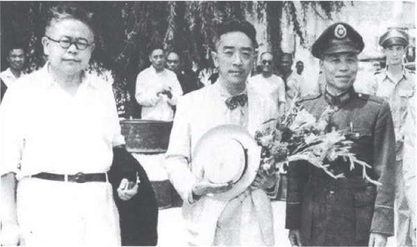 1946年7月29日胡适(中)回到北平时与李宗仁(右),傅斯年(左)合影