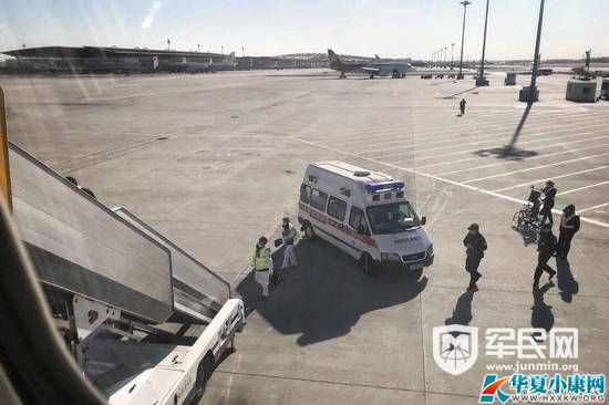 旅客疑似昏厥航班返航 听闻返航大闹机舱抓伤保安