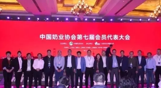 明一董事长_明一奶粉董事长图片(2)