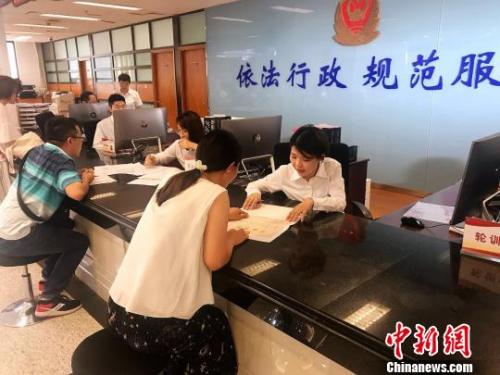 资料图:开办企业服务窗口。王子涛 摄