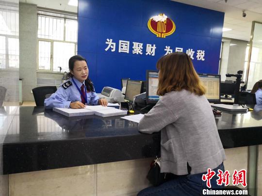 2018年5月1日,增值税减税政策在甘肃省正式实施,图为“五一”劳动节后上班第一天,办税人员在兰州市国税局办税服务厅办理相关涉税事宜。(资料图) 杜萍 摄