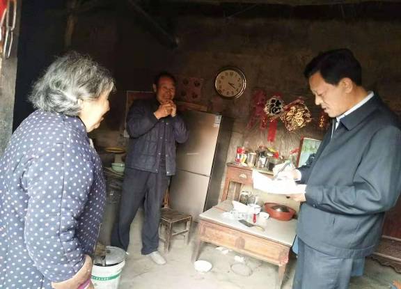 县台办到第一书记任职村走访慰问贫困户