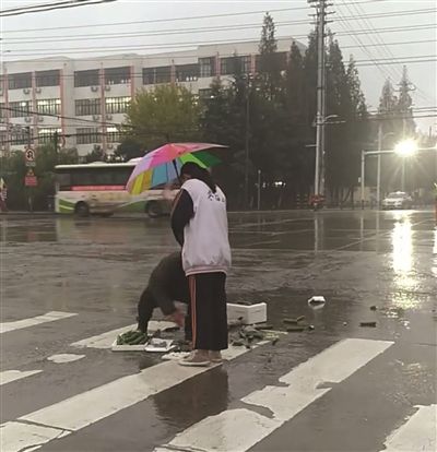 女孩为拾菜老人打伞遮雨 “最美撑伞背影”