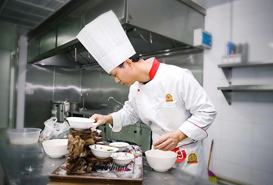 成都新东方烹饪学校:新东方大厨一比赛就拿奖,你说气人不?