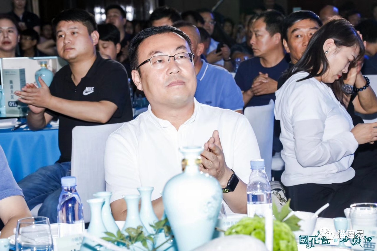 陕西西凤酒厂集团有限公司党委书记、董事长，陕西西凤酒股份有限公司董事长张正出席会议）.jpg