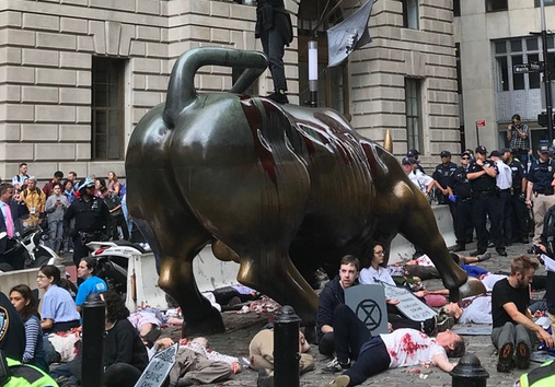 华尔街铜牛再“遭难” 被环保抗议者泼“假血