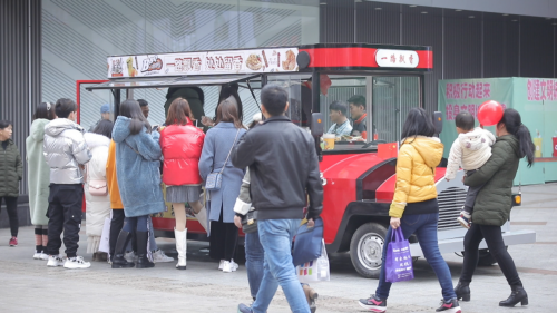 一路飘香小吃车：街区火爆的网红小b体育吃车(图1)