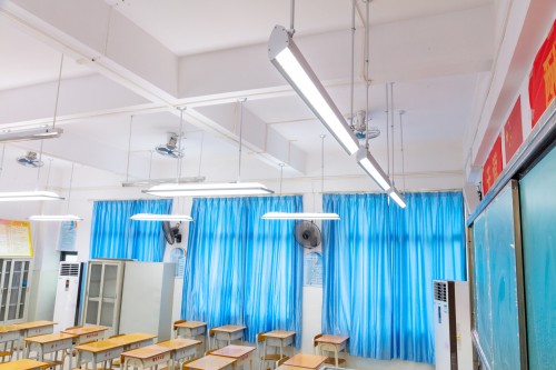 (三雄极光睿智系列护眼教室黑板灯)讲台教学区采用3套智系列护眼黑板